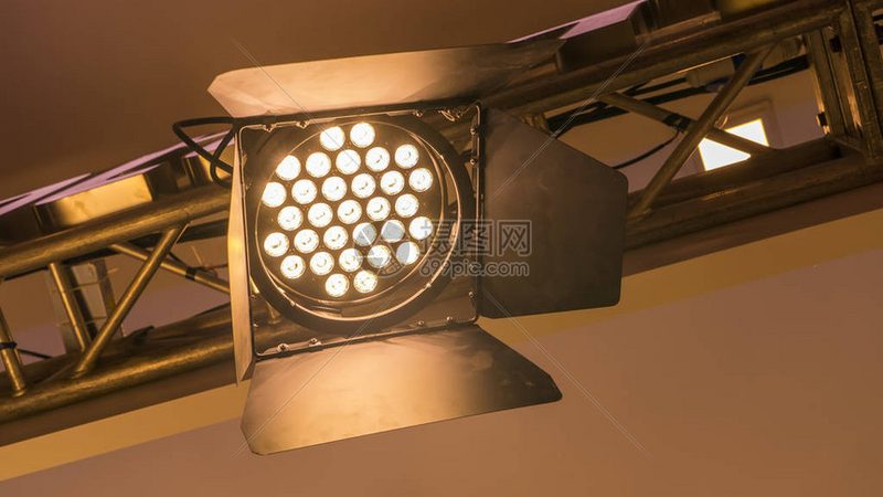 体育馆LED灯具定制参数解析：如何满足专业照明需求